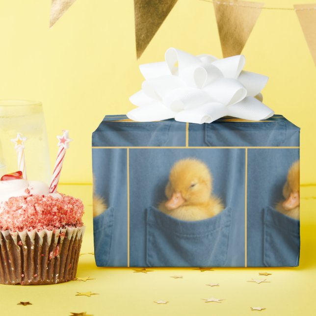 Yellow Duckling In a T-shirt Pocket Geschenkpapier (Geburtstagsparty)