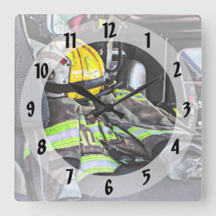 Yellow Fire Helmet In Fire Truck Quadratische Wanduhr