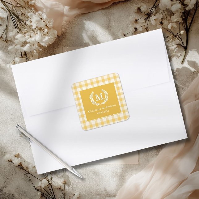 Yellow Gingham Monogram Wappen Custom Quadratischer Aufkleber (Yellow Gingham Monogram Crest Custom Square Sticker)