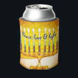 Yellow Gold Hanukkah Menorah Peace Liebe Light Bol Dosenkühler<br><div class="desc">"Frieden, Liebe und Licht." Ein Kalligrafieschrift-Zitat, das eine nahe Foto-Illustration einer hellen, farbenfrohen, gelben und goldenen künstlerischen Menorah überlagert, hilft Ihnen, den Urlaub von Hanukkah im Stil zu beginnen. Genießen Sie die Wärme und die Freude an der Urlaubssaison, wann immer Sie sich mit Ihrem Lieblingsgetränk entspannen. Dieses atemberaubende, farbenfrohe Hanukka...</div>