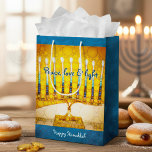 Yellow Gold Hanukkah Menorah Peace Liebe Light Bol Mittlere Geschenktüte<br><div class="desc">"Frieden, Liebe und Licht." Eine nah-up Foto Illustration einer hellen, farbenfrohen, gelben und goldenen künstlerischen Menorah hilft Ihnen, den Urlaub von Hanukkah in stilvoller Weise zu beginnen. Genießen Sie die Wärme und Freude der Ferienzeit, wenn Sie diese niedliche und lustige personalisierte Geschenktasche in mittlerer Größe benutzen. Passende Karten, Porto, Aufkleber,...</div>