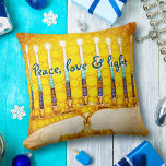 Yellow Gold Hanukkah Menorah Peace Liebe und Light Kissen<br><div class="desc">"Frieden, Liebe und Licht." Ein nahes Foto einer leuchtenden, farbenfrohen, gelben und goldenen künstlerischen Menorah hilft Ihnen, den Urlaub von Hanukka stilvoll zu gestalten. Genießen Sie die Wärme und Freude der Ferienzeit, wenn Sie sich auf diesem atemberaubenden, farbenfrohen Hanukkah Kissen entspannen. Macht ein auffälliges Set von vier Kissen, wenn gekauft...</div>