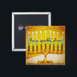 Yellow Gold Hanukkah Menorah Peace Sparkine Shine<br><div class="desc">"Frieden, funkeln, leuchten." Ein nahes Foto einer leuchtenden, farbenfrohen, gelben und goldenen künstlerischen Menorah hilft Ihnen, den Urlaub von Hanukka stilvoll zu gestalten. Genießen Sie die Wärme und Freude der Feriensaison, wenn Sie diese schicke, farbenfrohe Hanukkah-Taste tragen. Passende Karten, Porto, Aufkleber, Kissen, Haushaltswaren, Tasche und andere Produkte sind auch in...</div>