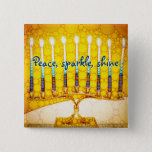 Yellow Gold Hanukkah Menorah Peace Sparkine Shine Button<br><div class="desc">"Frieden, funkeln, leuchten." Ein nahes Foto einer leuchtenden, farbenfrohen, gelben und goldenen künstlerischen Menorah hilft Ihnen, den Urlaub von Hanukka stilvoll zu gestalten. Genießen Sie die Wärme und Freude der Feriensaison, wenn Sie diese schicke, farbenfrohe Hanukkah-Taste tragen. Passende Karten, Porto, Aufkleber, Kissen, Haushaltswaren, Tasche und andere Produkte sind auch in...</div>