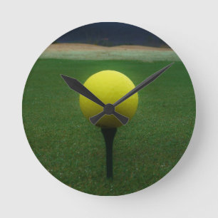 Yellow Golf Ball on a mountain golf course Runde Wanduhr