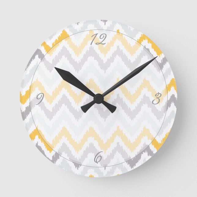 Yellow Gray Chevrons Ikat Pattern Runde Wanduhr (Vorderseite)