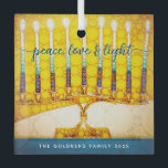 Yellow Hanukkah Menorah Peace Liebe Script Ornament Aus Glas<br><div class="desc">"Frieden, Liebe und Licht." Eine nah-up Digital-Foto-Illustration einer hellen, farbenfrohen, gelben und goldenen künstlerischen Menorah, mit Ihrem personalisierten Namen, hilft Ihnen, den Urlaub von Hanukkah im Stil. Genießen Sie die Wärme und Freude der Ferienzeit, wenn Sie diese atemberaubende, farbenfrohe Hanukkah-Dekoration aufhängen. Passende Karten, Aufkleber, Tasche und andere Produkte sind in...</div>