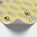 Yellow Honey Bee & White Daisy Pattern Geschenkpapier<br><div class="desc">Dieses niedliche Verpackungspapier weist einen hellen senfgelben Hintergrund mit Honig-/Hummelmustern und weißen Molkereien auf. Ändern Sie die Hintergrundfarbe und personalisieren Sie Ihre Bedürfnisse. Mehr passende Produkte finden Sie in meinem Geschäft.</div>