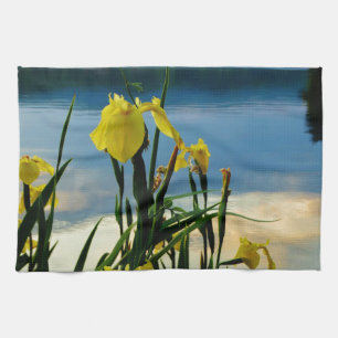 Yellow Iris am Lake Shore Geschirrtuch
