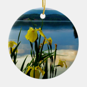 Yellow Iris am Lake Shore Keramik Ornament