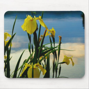 Yellow Iris am Lake Shore Mousepad