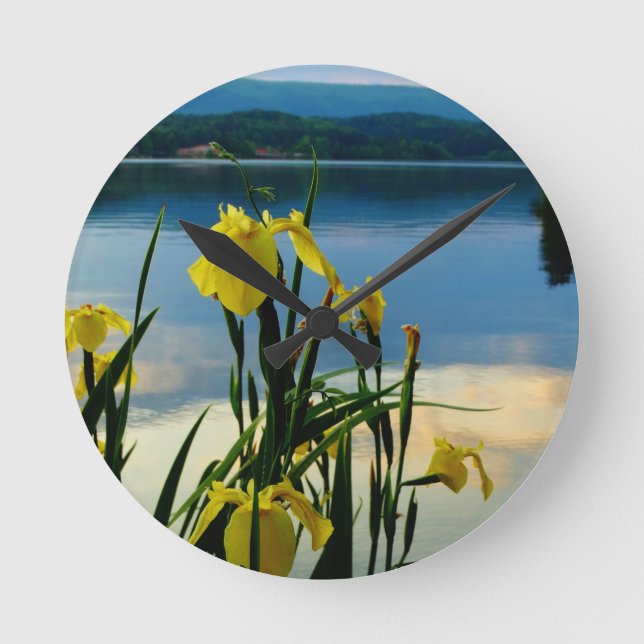 Yellow Iris am Lake Shore Runde Wanduhr (Vorderseite)