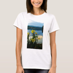 Yellow Iris am Lake Shore T-Shirt