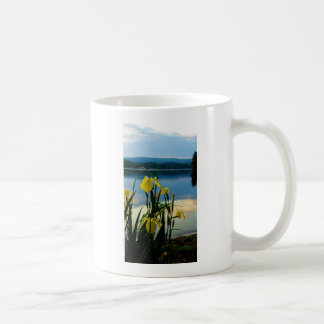 Yellow Iris am Lake Shore Tasse