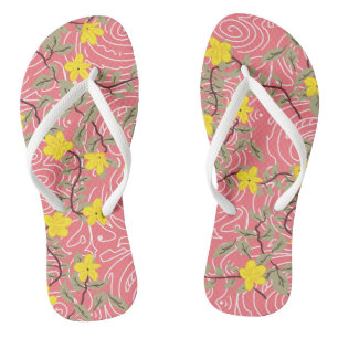 Yellow Jasmine Blume auf Korallen Flip Flops
