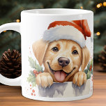 Yellow Labrador Retriever Puppy Doppy Christmas Jumbo-Tasse<br><div class="desc">Die bezaubernde Kaffeemaschine-Tasse mit dem geliebten Labrador Retriever, gerade rechtzeitig für die Feriensaison! Diese Tasse ist perfekt für Hundefreunde geeignet, sie ist in den Farben Schwarz, Gelb oder Schokolade erhältlich. Unsere Tasse bietet festliche Entwürfe, darunter eine gemütliche Kaminszene, ein fröhlicher Welpe im Schnee und eine Gruppe festlicher Arbeitshunde. Egal, ob...</div>