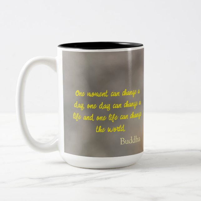 Yellow Meadow Buttercup Blume mit Buddha Zitat Zweifarbige Tasse (Links)