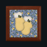 Yellow Mittens Christmas Erinnerungskiste<br><div class="desc">Diese Hütte Style Weihnachten-Geschenkboxen bietet viktorianische Stilfser auf einem passenden Blumenhintergrund. Sie können den Holzstil ändern!</div>