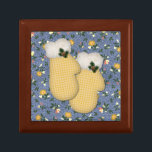 Yellow Mittens Christmas Erinnerungskiste<br><div class="desc">Diese Hütte Style Weihnachten-Geschenkboxen bietet viktorianische Stilfser auf einem passenden Blumenhintergrund. Sie können den Holzstil ändern!</div>