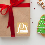 Yellow Modern Jodern Typografy Christmas Quadratischer Aufkleber<br><div class="desc">Freuen Sie sich auf unseren modernen Weihnachtsaufkleber! Ideal für Weihnachts-Geschenketiketten und mehr! Unser Weihnachtsweihnachtsaufkleber enthält das Wort "JOY", das in einem lustigen Rahmen über das Design auf einem gelben Hintergrund platziert wurde. Sie können einfach Ihren Familiennamen und das Jahr hinzufügen, indem Sie auf "Personalisieren Sie diese Vorlage" klicken. Mit diesem...</div>
