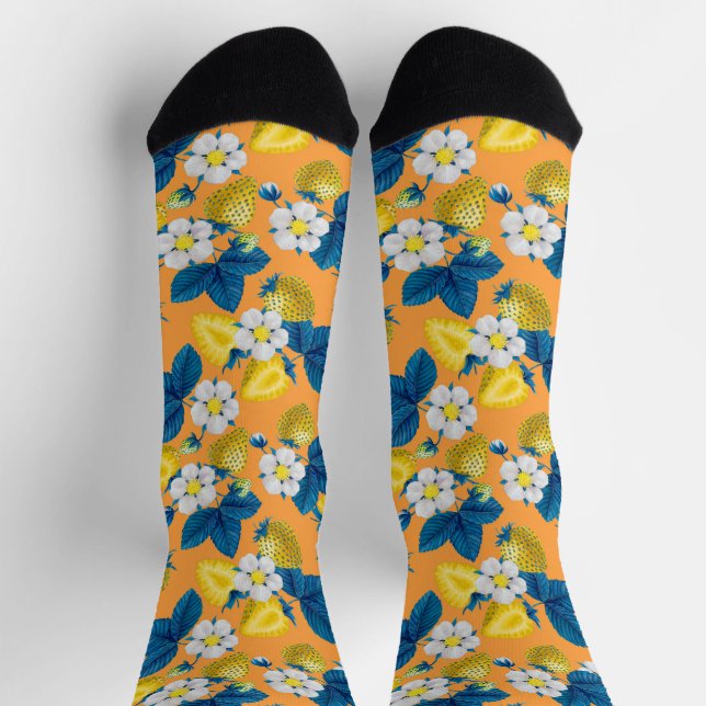 Yellow strawberries on orange socken (Oben)