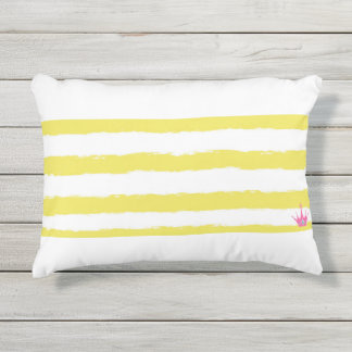 Yellow stripes and a pink crown Accent Pillow Kissen Für Draußen