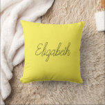 Yellow Throw Pillow ersetzt Name Script Modern Kissen<br><div class="desc">Ersetzen Sie Ihren eigenen Namenstext hier Elegantes,  modernes,  einfaches Design Template Gelb Quadrat Kissen.</div>