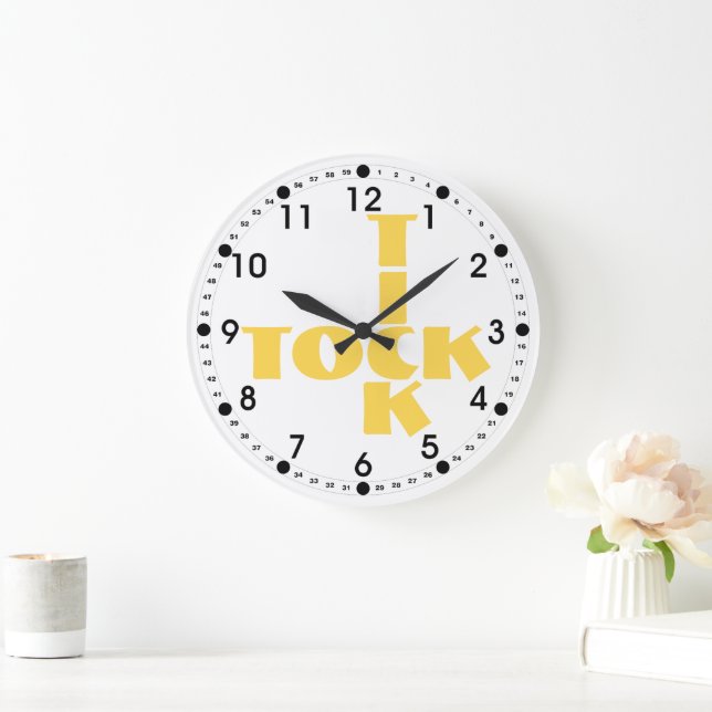Yellow Tick Tock Typografy Crossword Clock Face Große Wanduhr (Zuhause)