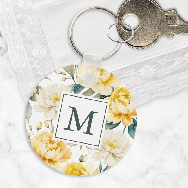 Yellow Watercolor Garden Flowers Monogrammed Schlüsselanhänger (An elegant monogrammed keychain with yellow and white peony and chrysanthemum floral design)