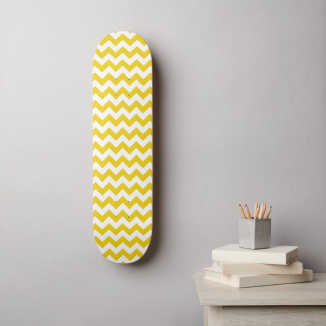 Yellow Zigzag, gelb Zickzack, geometrisches Muster Skateboard (Wandkunst)