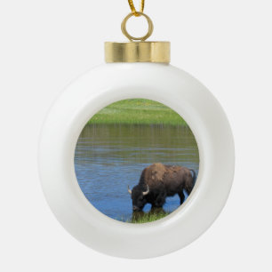 Yellowstone American Bison in Pond Keramik Kugel-Ornament