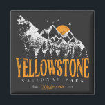 Yellowstone Nationalpark Wolf Berge Vintag Magnet<br><div class="desc">Vintages Design Yellowstone US National Park Wolf, Mountains & Adventure. Großartiges Bekleidungsdesign für Menschen, die Camping im Freien, Camper, Wanderer, Wandern, Fahrradausflug, Familienausflug, Sommerausflug Liebe haben. Das perfekte Tee zum Anziehen bei der Planung von National Parks Road Trip. Eine großartige Straßenbilderei mit einem alten Schulstil macht auch eine tolle Geschenkidee...</div>