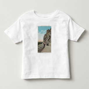 Yellowstone, WYVacationers, altes Auto, nahe Kleinkind T-shirt