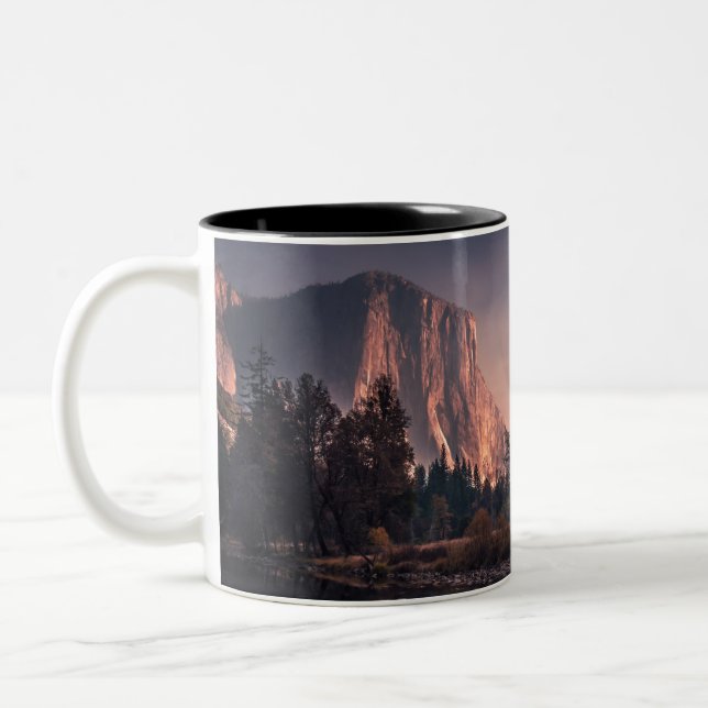 Yemite Nationalpark California bei Sonnenaufgang Zweifarbige Tasse (Links)