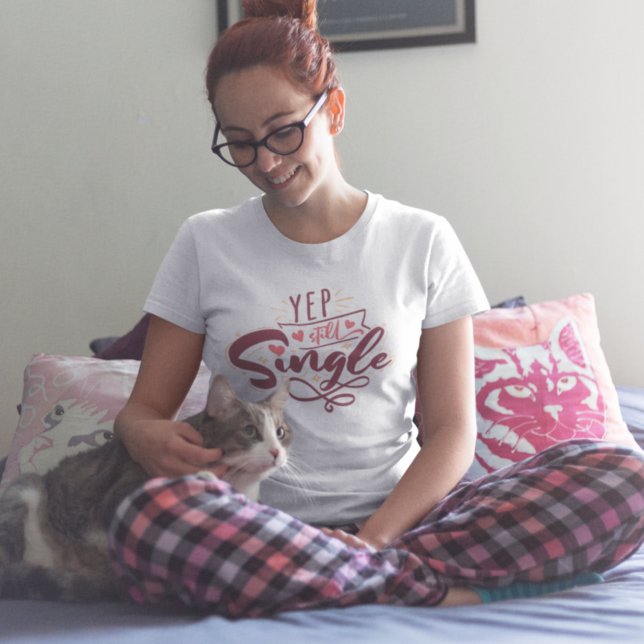 Yep Still Single Funny Valentine's Day Quote T-Shirt (Von Creator hochgeladen)