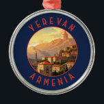 Yerevan Armenia Retro Distressed Circle Ornament Aus Metall<br><div class="desc">Yerevan Retro Vektor Reise Design. Jerewan,  die armenische Hauptstadt,  ist von einer großen sowjetischen Architektur geprägt.</div>