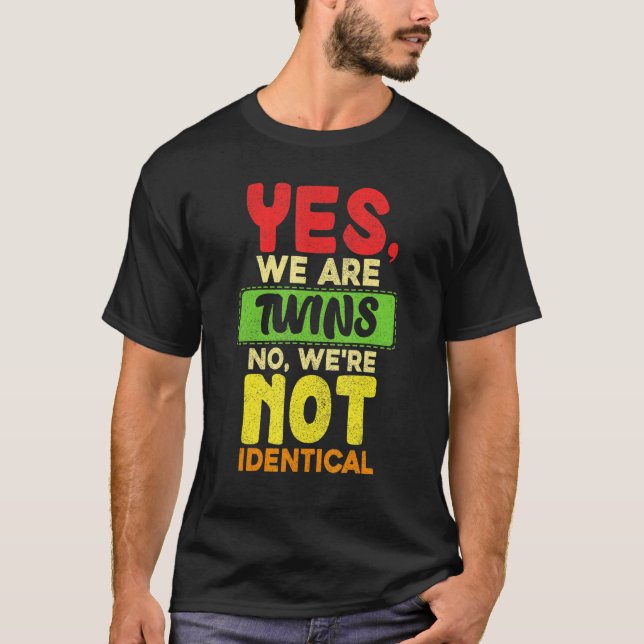 Yes We Are Twins No Were Not Identical Family   Tw T-Shirt (Vorderseite)