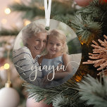 Yiayia Grandma Script Overlay Ornament Aus Glas<br><div class="desc">Schaffen Sie ein süßes Geschenk für eine besondere Großmutter mit diesem schönen individuellen Ornament. "Yiayia" erscheint als elegantes weißes Skript-Overlay auf Ihrem Lieblings-Foto von Oma und ihrem Enkel oder Enkelkindern.</div>
