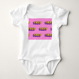 Yikes Words: Rosa Vintages Hintergrundbild. Baby Strampler