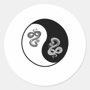 Yin und Yang Schlangendesign auf weißem Hintergrun Runder Aufkleber