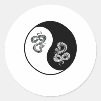 Yin und Yang Schlangendesign auf weißem Hintergrun Runder Aufkleber