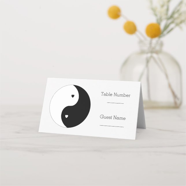 Yin Yang Black and White Hearts Wedding Platzkarte (Vorderseite)