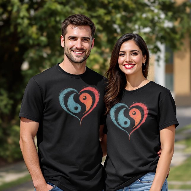 Yin Yang Heart Symbol - Einzigartiges künstlerisch T-Shirt (Von Creator hochgeladen)