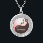 Yin Yang Rote Rose rund Halskette<br><div class="desc">Yin Yang Rote Rose rund Halskette, Rote Rose Bekleidung, Yin Yang T - Shirt, Valentine Geschenke von ArtMuvz Illustration.TO PERSONALIZE Fügen Sie Ihren Namen, oder fügen Sie Text stattdessen. Machen Sie sich mit unseren festlichen Geschenken und romantischen Kleidung zum Valentinstag fertig! Ideal für Valentine Party für Ansammlungen. Egal, welches Budget...</div>