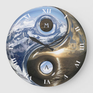 Yin Yang Sea Mountains mit Ihrem Monogramm Große Wanduhr