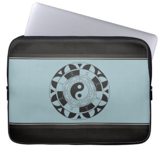 Yin Yang Symbol auf Blau Laptopschutzhülle