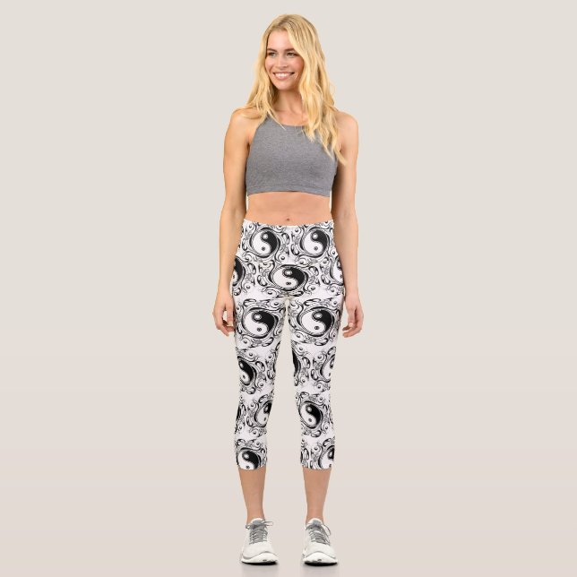 Yin & Yang Symbol Black and White Tattoo Style Capri Leggings (Vorderseite)