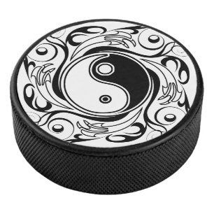 Yin & Yang-Symbol Schwarz-Weiß-Tätowierstil Eishockey Puck