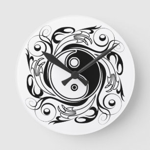 Yin & Yang-Symbol Schwarz-Weiß-Tätowierstil Runde Wanduhr