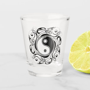 Yin & Yang-Symbol Schwarz-Weiß-Tätowierstil Schnapsglas